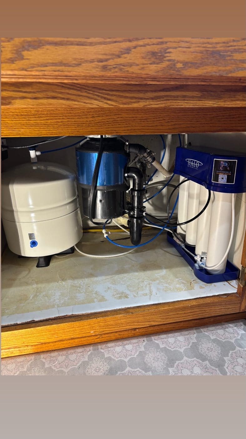Under-sink water filtration system with filter housings